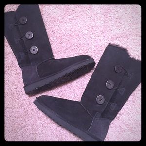 UGG Bailey Button Triplet II Blk 7M.